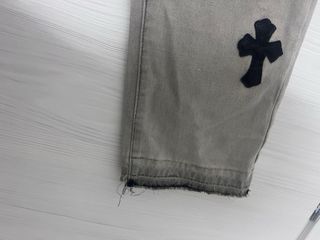 Jeans grigi con croci nere