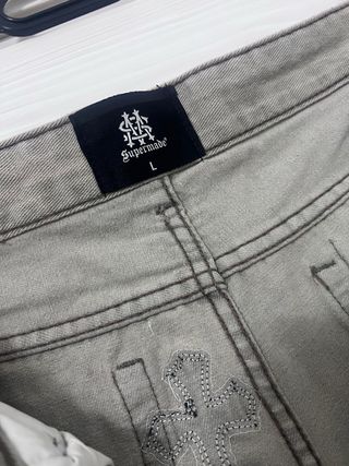 Jeans grigi con croci nere