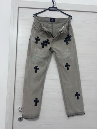 Jeans grigi con croci nere