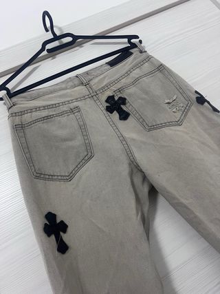 Jeans grigi con croci nere