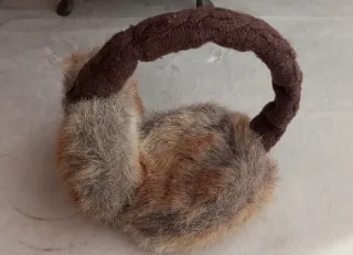 Orejeras Barts y guantes con ribete de piel.