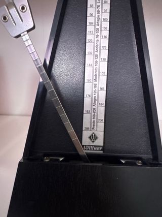 Metrónomo clásico negro