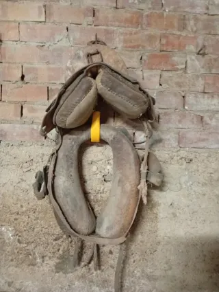 Collarón y sillin de trabajo de caballería antiguo