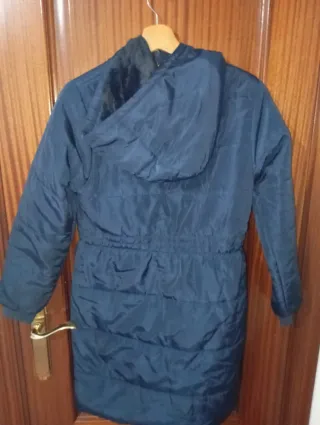 Chaqueta azul marino con capucha