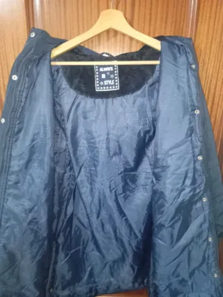 Chaqueta azul marino con capucha