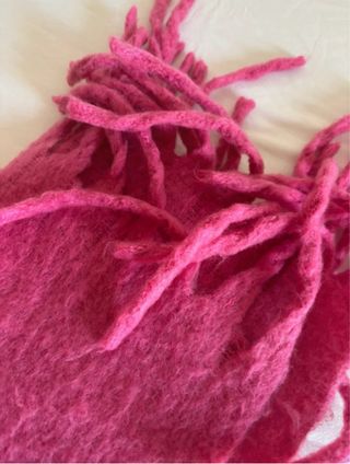 Bufanda rosa con flecos.