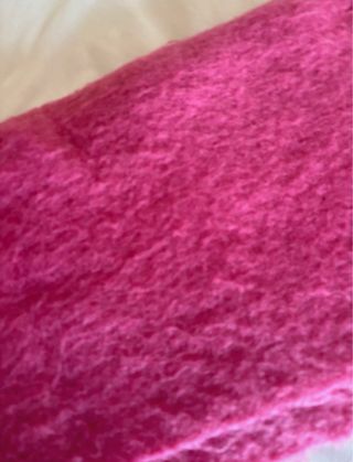 Bufanda rosa con flecos.