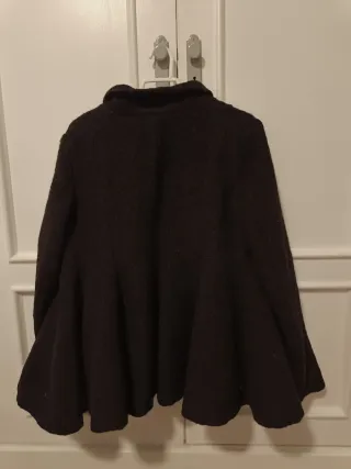 Chaquetón negro con vuelo