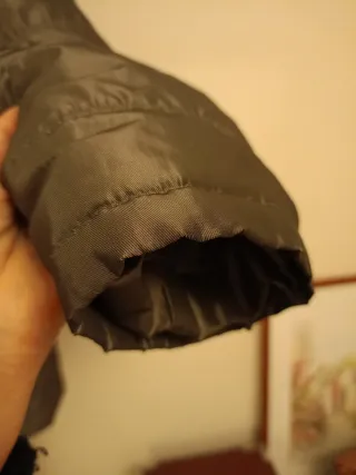 Anorak gris con ribetes