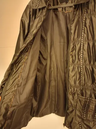 Anorak gris con ribetes