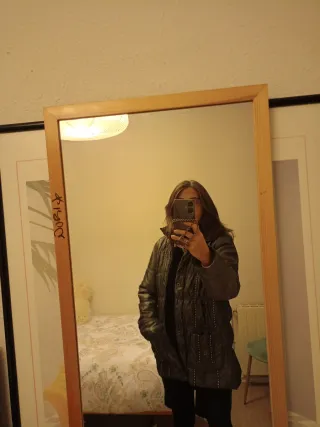 Anorak gris con ribetes