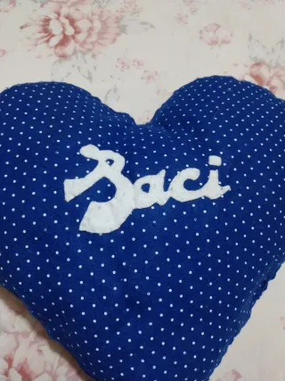 Cuscino a forma di cuore in pannolenci