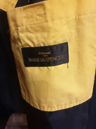 Chaqueta deportiva azul y roja