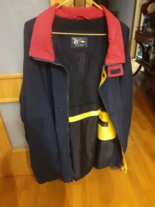 Chaqueta deportiva azul y roja