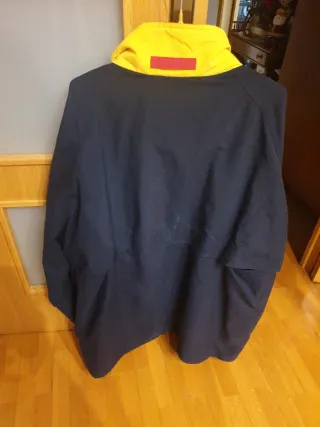 Chaqueta deportiva azul y roja