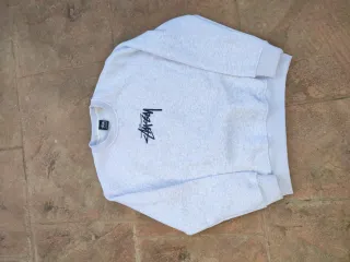 Sudadera Stussy bordada gris y negra