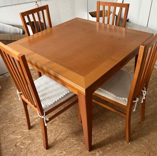 Tavolo in legno con 4 sedie