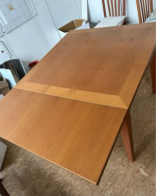 Tavolo in legno con 4 sedie