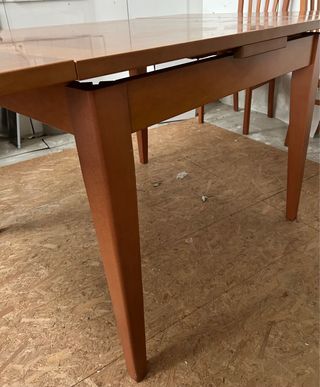 Tavolo in legno con 4 sedie