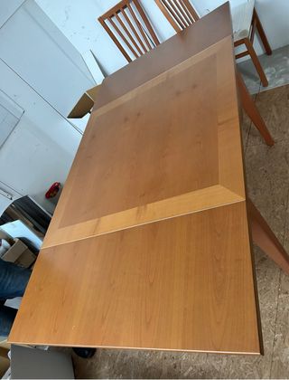 Tavolo in legno con 4 sedie