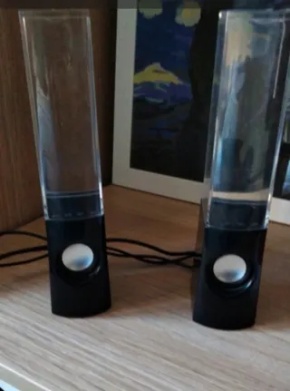 Altavoces negros y plateados