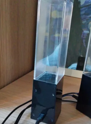 Altavoces negros y plateados