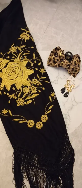 Conjunto: Mantón, Pinza Pelo y Pendientes