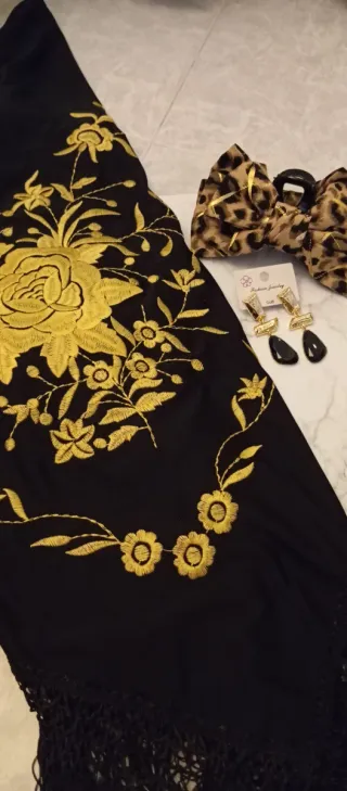 Conjunto: Mantón, Pinza Pelo y Pendientes