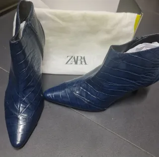 Botines  efecto piel reptil azul de Zara
