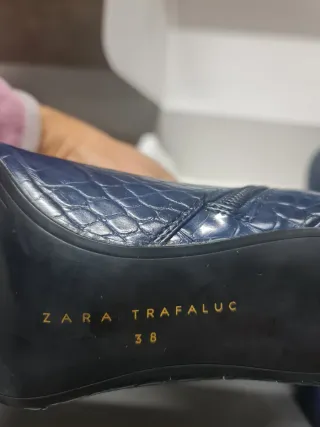 Botines  efecto piel reptil azul de Zara