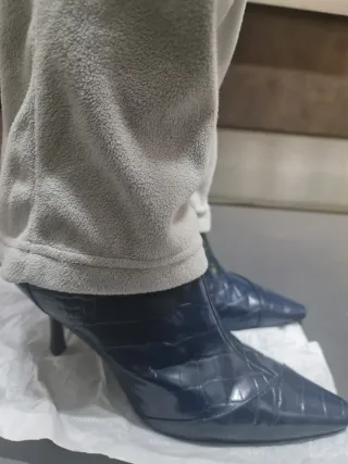 Botines  efecto piel reptil azul de Zara