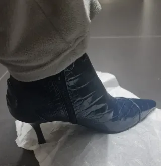 Botines  efecto piel reptil azul de Zara