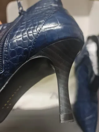 Botines  efecto piel reptil azul de Zara