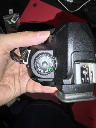 Cámara Nikon D70s con batería y tarjeta