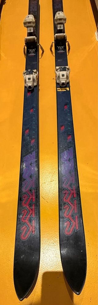 Esquís K2 con fijaciones Tyrolia