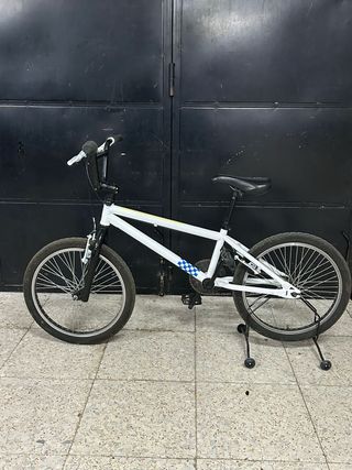 Bicicleta BMX blanca