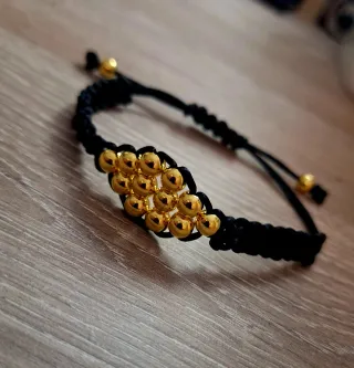 Pulsera hecha a mano con cuentas doradas