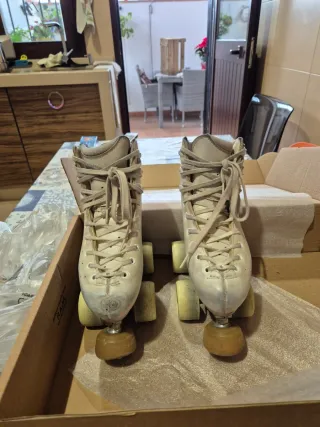 Pattini artistici bianchi