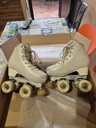 Pattini artistici bianchi