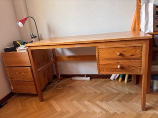 Mesa y archivador de madera