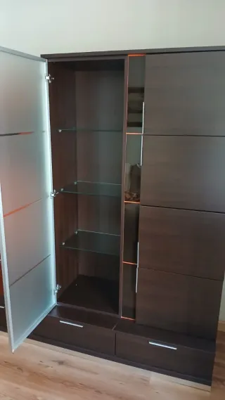 Mueble de salón modular marrón y naranja