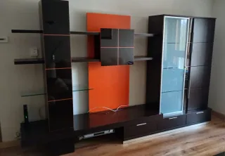 Mueble de salón modular marrón y naranja