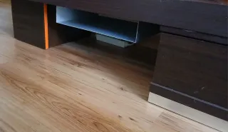 Mueble de salón modular marrón y naranja