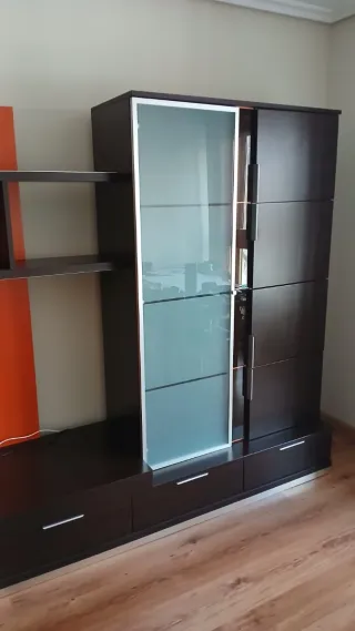 Mueble de salón modular marrón y naranja