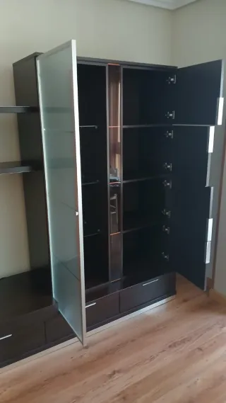 Mueble de salón modular marrón y naranja