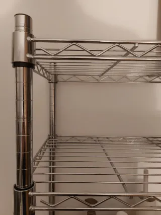 Estanterías metálicas cromadas