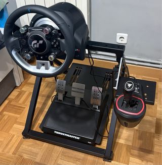 Volante Thrustmaster con Soporte y Pedales