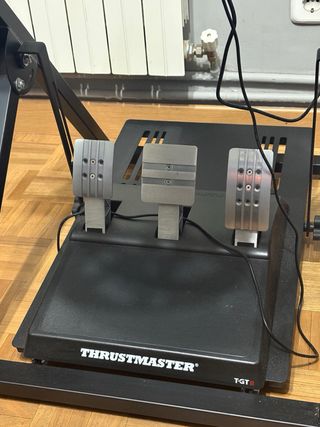 Volante Thrustmaster con Soporte y Pedales