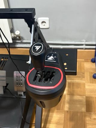 Volante Thrustmaster con Soporte y Pedales