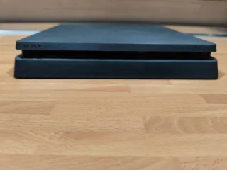 PS4 500GB + 2 controller + 4 giochi + Cuffie